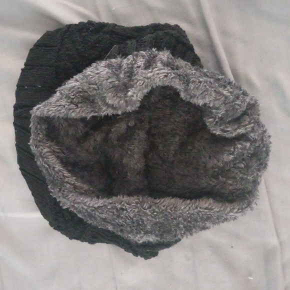 Matching fleece hat and neck warmer - Picture 4 of 4